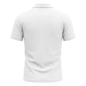 Vista trasera de un polo blanco de hombre con manga corta y textura jacquard.