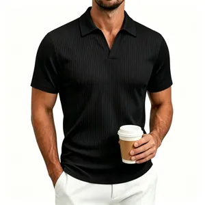 Primer plano de polo negro acanalado en modelo, estilo casual de negocios para verano.