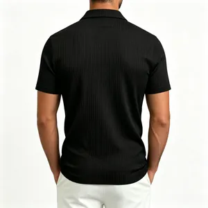Vista posterior de un polo negro con textura de canalé para hombre, estilo casual