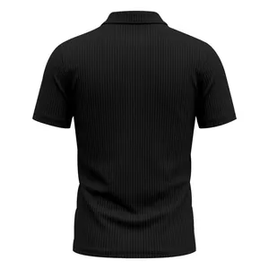 Vista posterior detallada del polo negro para hombre con textura fina de canalé