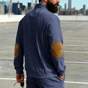 Achterkant detail heren corduroy sweatshirt in marineblauw met bruine elleboogstukken