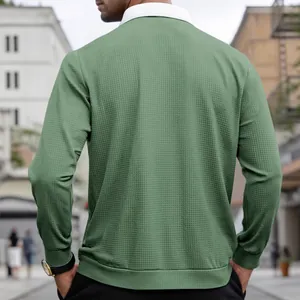 Polo de manga larga con punto de gofre para hombre en verde salvia con cuello