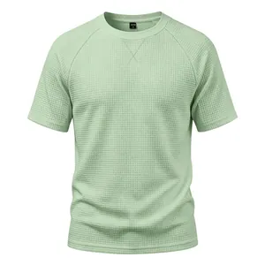 Vue détaillée du t-shirt respirant à texture gaufrée pour hommes de couleur vert clair