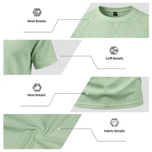 Détails rapprochés du t-shirt raglan à manches courtes en maille gaufrée vert menthe pour homme.
