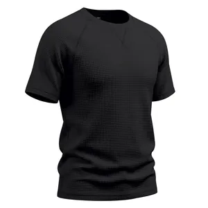 Détail rapproché d'un t-shirt noir pour hommes en maille gaufrée avec des manches raglan.
