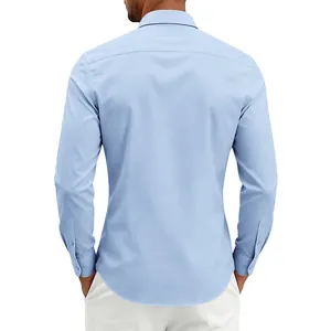 Rückansicht eines hellblauen Langarm-Herrenhemdes im Slim Fit für Business und Freizeit