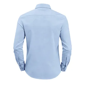 Rückansicht eines klassischen hellblauen Langarm-Business-Casual-Hemdes für Herren