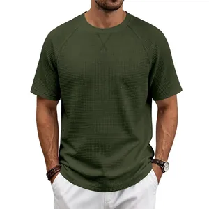 Détail d'un t-shirt homme vert olive en maille gaufrée avec manches raglan et col rond