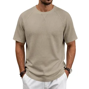 Gros plan détaillé montrant la texture gaufrée de ce t-shirt à manches raglan kaki homme
