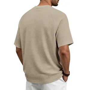 Détail arrière d'un t-shirt homme en maille gaufrée kaki avec manches raglan courtes