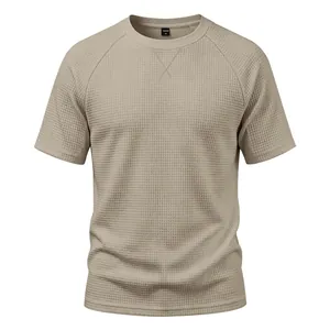 Détail d'un t-shirt à manches raglan pour homme en texture gaufrée respirante