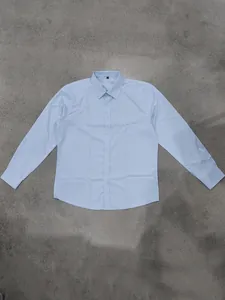 Flachbild eines klassischen hellblauen langärmeligen Business-Casual-Herrenhemdes neu