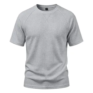 Gros plan sur la texture gaufrée respirante de ce t-shirt raglan gris pour hommes