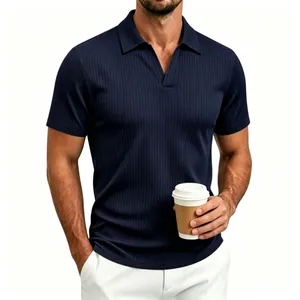 Detalle de polo para hombre en azul marino con tejido de punto acanalado suave