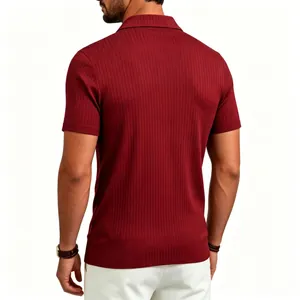 Vista trasera detallada de un polo granate de hombre con textura de punto canalé