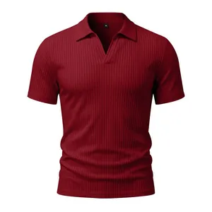 Detalle de la textura acanalada granate de este polo de hombre de manga corta con cuello en V