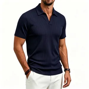 Polo de hombre azul marino con textura acanalada, manga corta y cuello abierto chic