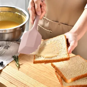 Rosa Silikonspatel zum Bestreichen von Toastbrot beim Backen und Kochen