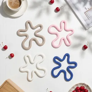 Flower Shape Silicone Placemat Heat Resistant Pot Holder Anti-scald Table Mat Non-slip Pot Pad for Kitchen Dining Room