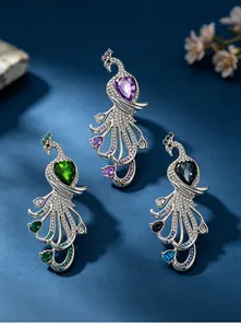 Detailansicht eleganter Pfauenbrosche mit lebendigen Kristallen in mehreren Farben.