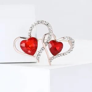 Elegante Broche de Aleación con Doble Corazón Chapado en Oro Rosa y Diamantes de Imitación Rojos Joyería para Mujer Regalo