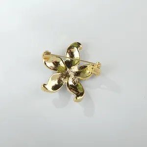 Detailed view of the gold-plated alloy starfish brooch back with safety pin clasp