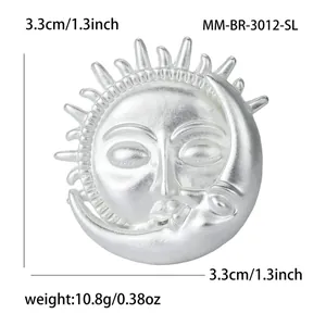 Detailansicht der silbernen Sonnen- und Mondbrosche mit Maßangaben von 3,3 cm.