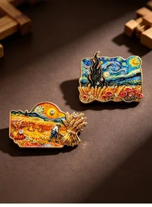Vista ravvicinata di spille artistiche in smalto ispirate alla Notte stellata di Van Gogh