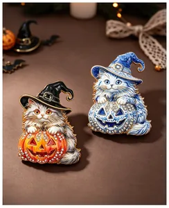 Κοντινό πλάνο καρφίτσας γάτας Halloween με καπέλο μάγισσας και κολοκύθα