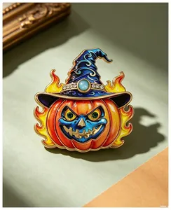 Vista macro detallada de un broche de esmalte con sombrero de mago, calabaza y llamas.