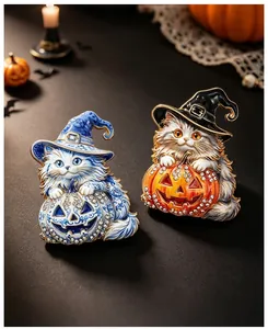 Λεπτομέρεια δύο καρφίτσες κολοκύθας γάτας Halloween με λαμπερές λεπτομέρειες από στρας