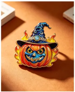 Detalle macro de un broche de calabaza de Halloween con sombrero de mago y llamas.