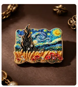 Dettaglio della spilla in smalto Notte stellata di Van Gogh con grano e strass lucidi