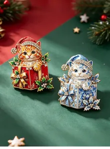 Vista dettagliata di due spille gatto di Natale in scatole regalo con strass.