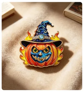 Detalle de un vibrante broche de calabaza de Halloween con sombrero de mago y llamas