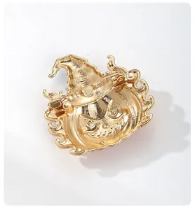 Vista posterior detallada de un broche de calabaza con sombrero de mago dorado para Halloween