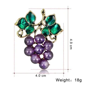 Broche raisin vintage avec feuilles en émail vert et perles violettes pour habits
