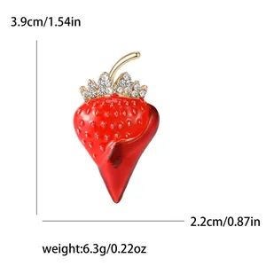 Broche fraise rouge avec strass et émail, hauteur 3,9 cm, poids 6,3 g, design mignon.