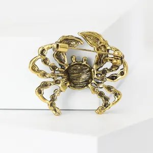 Rückansicht einer antiken Krabbenbrosche aus Goldlegierung mit Sicherheitsnadel