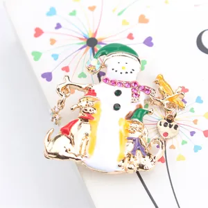 Primo piano di una spilla natalizia a forma di pupazzo di neve con strass e ciondolo cuore