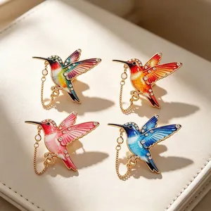 Luxe Kleurrijke Gradiënt Kolibrie Brosche Voor Vrouwen Zinklegering Strass Emaille Dier Reversspeld Met Ketting Kwastje Mode Sieraden Accessoire Cadeau