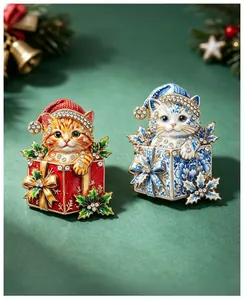 Vista dettagliata di spille festive a forma di gatto di Natale con strass lucenti