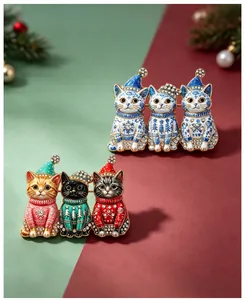 Detailansicht von Weihnachts-Katzenbroschen in bunten und Blau-Weiß-Stilen