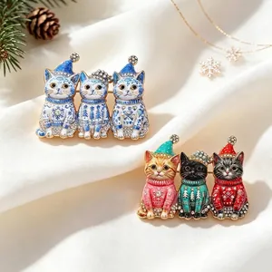 Süße festliche Weihnachts-Katzen-Broschen mit buntem Emaille und funkelndem Strass
