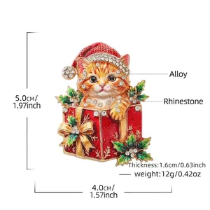 Squisita spilla con gattino natalizio in scatola regalo con strass scintillanti e agrifoglio.