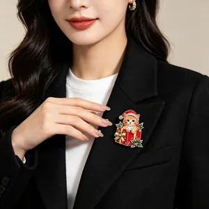 Elegante spilla natalizia con gattino in confezione regalo su risvolto di blazer nero