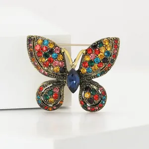 Vue détaillée d'une broche papillon en strass colorés avec une finition or vintage