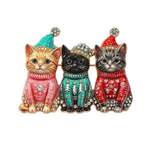 Niedliche weihnachtliche Katzenbrosche mit drei Katzen in festlichen Pullovern und Mützen