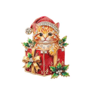Spilla di Natale festiva con gatto scintillante in strass in una confezione regalo rossa