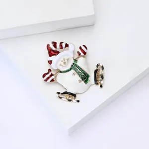 Detailansicht einer bunten Emaille-Schneemann-Brosche mit rot gestreifter Mütze